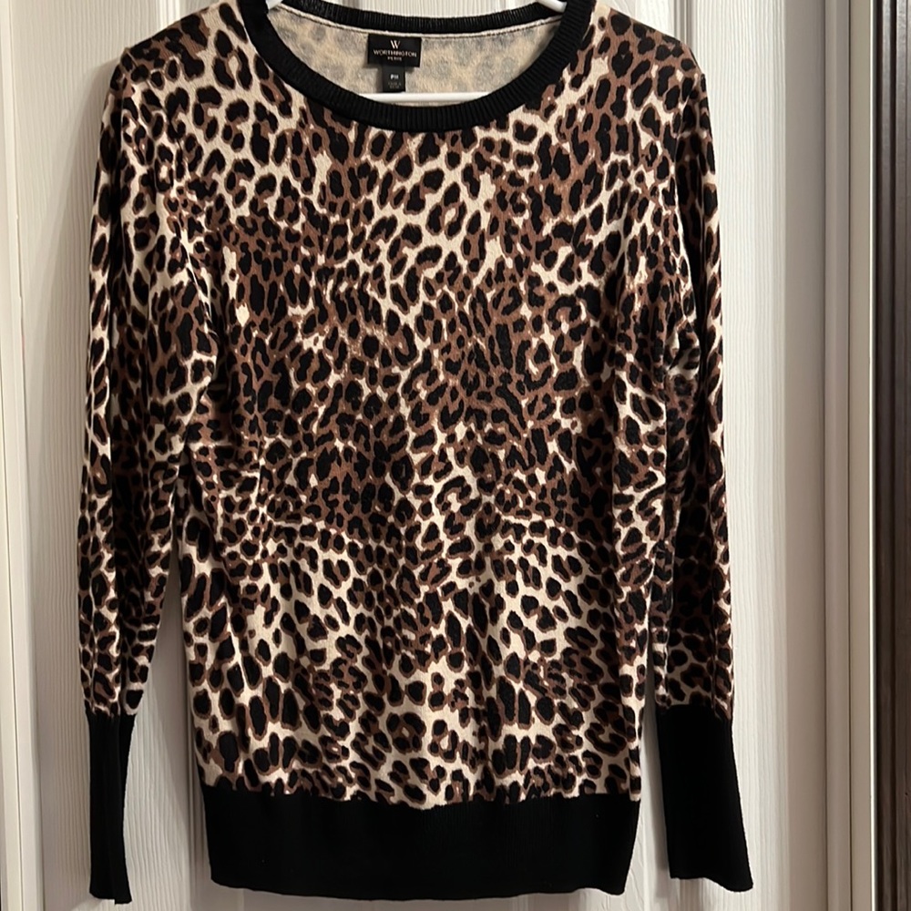 Long Sleeve Leopard design, size PM , Worthington Brand. Perfect Condition.
